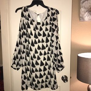 Women’s Black and White flowy dress